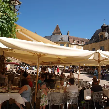 Holiday home Lovely In Le Moustier With Terrace
